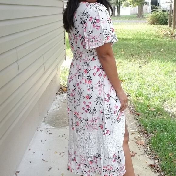 𝘽𝙊𝙂𝙊| TWIRLING IN FLORALS WHITE MAXI DRESS - Picture 3 of 16